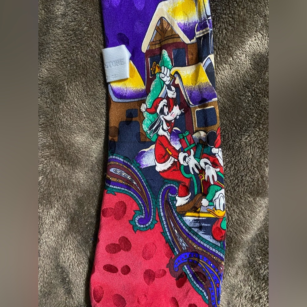 Disney Christmas tie. Men’s. 100% silk.